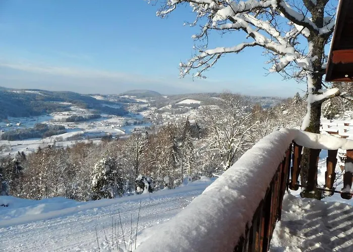 Au Tholy Avec Piscine Partagee 木屋